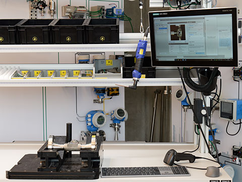 Machine vision supports manual assembly process